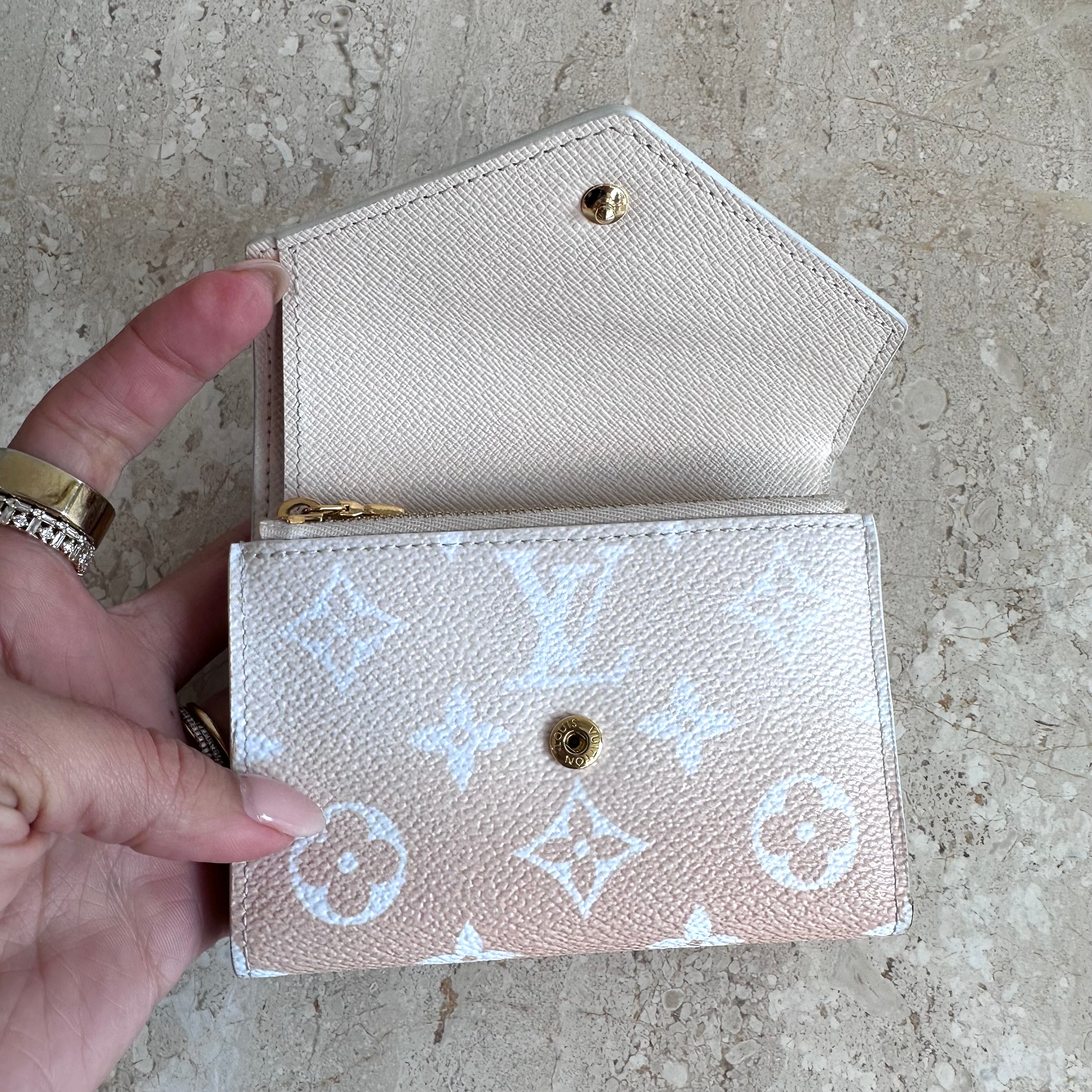 Pre-Owned LOUIS VUITTON Beige/Pink Monogram Giant By The Pool Victorine Wallet