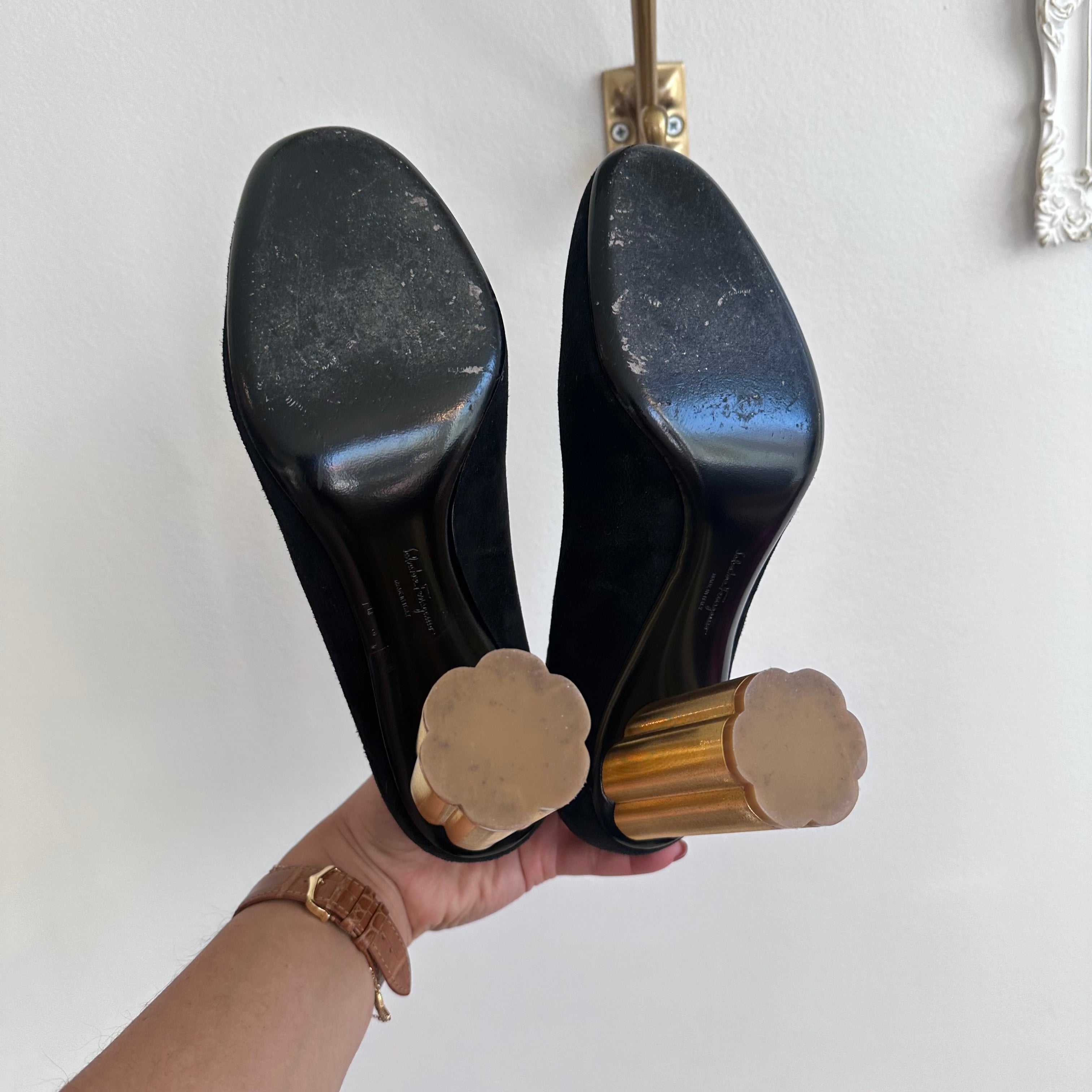 Pre-Owned SALVATORE FERRAGAMO Lucca Black Gold Block Heel Size 9