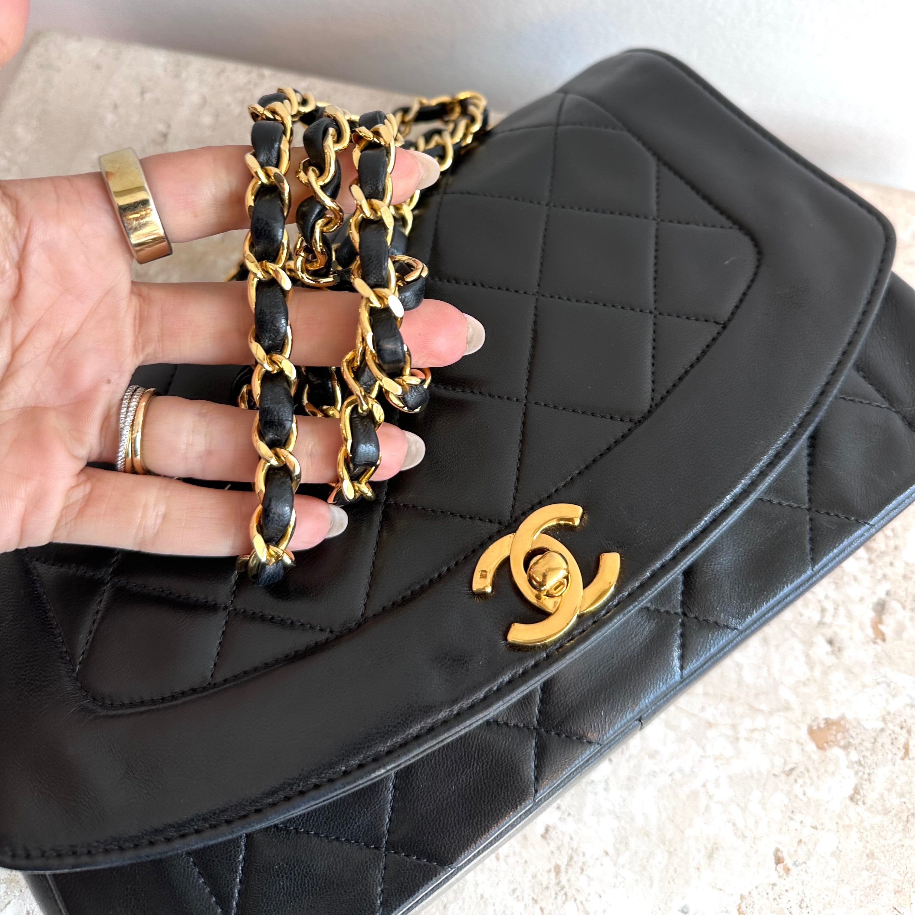 Pre-Owned CHANEL Diana Flap Handbag