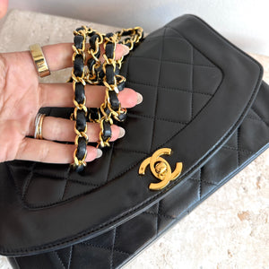 Pre-Owned CHANEL Diana Flap Handbag