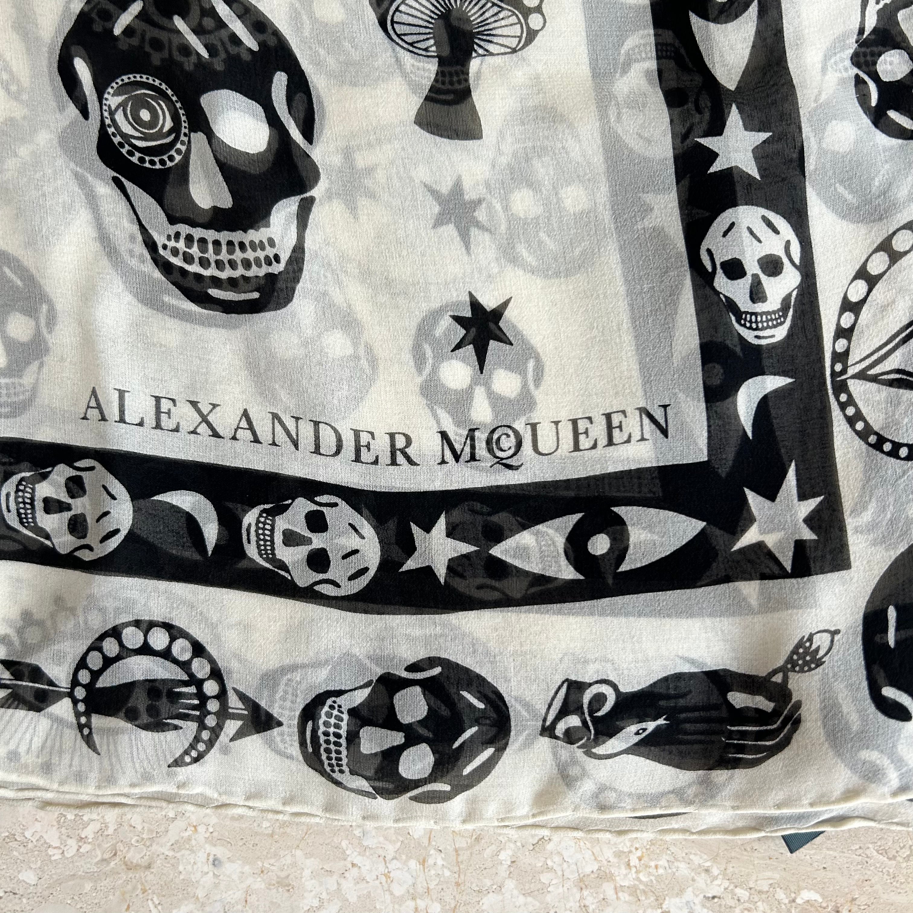 Pre-Owned ALEXANDER MCQUEEN Black and White Silk Skull Scarf