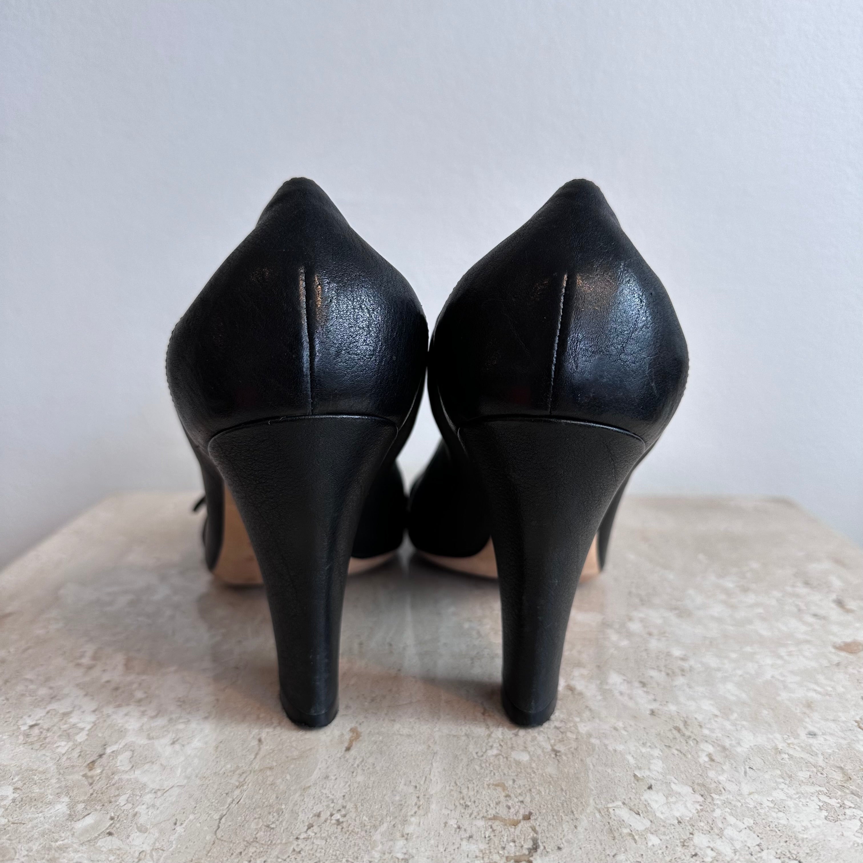 Pre-Owned CHRISTIAN DIOR Black Leather Buckle Scrunch Pumps Size 38.5
