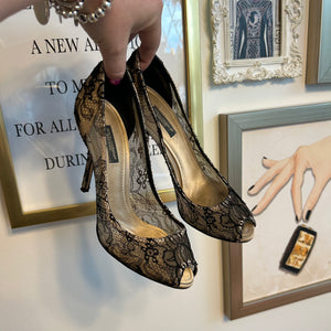 Pre-Owned DOLCE & GABBANA Champagne/Black Lace Stiletto Heel - Size 38.5