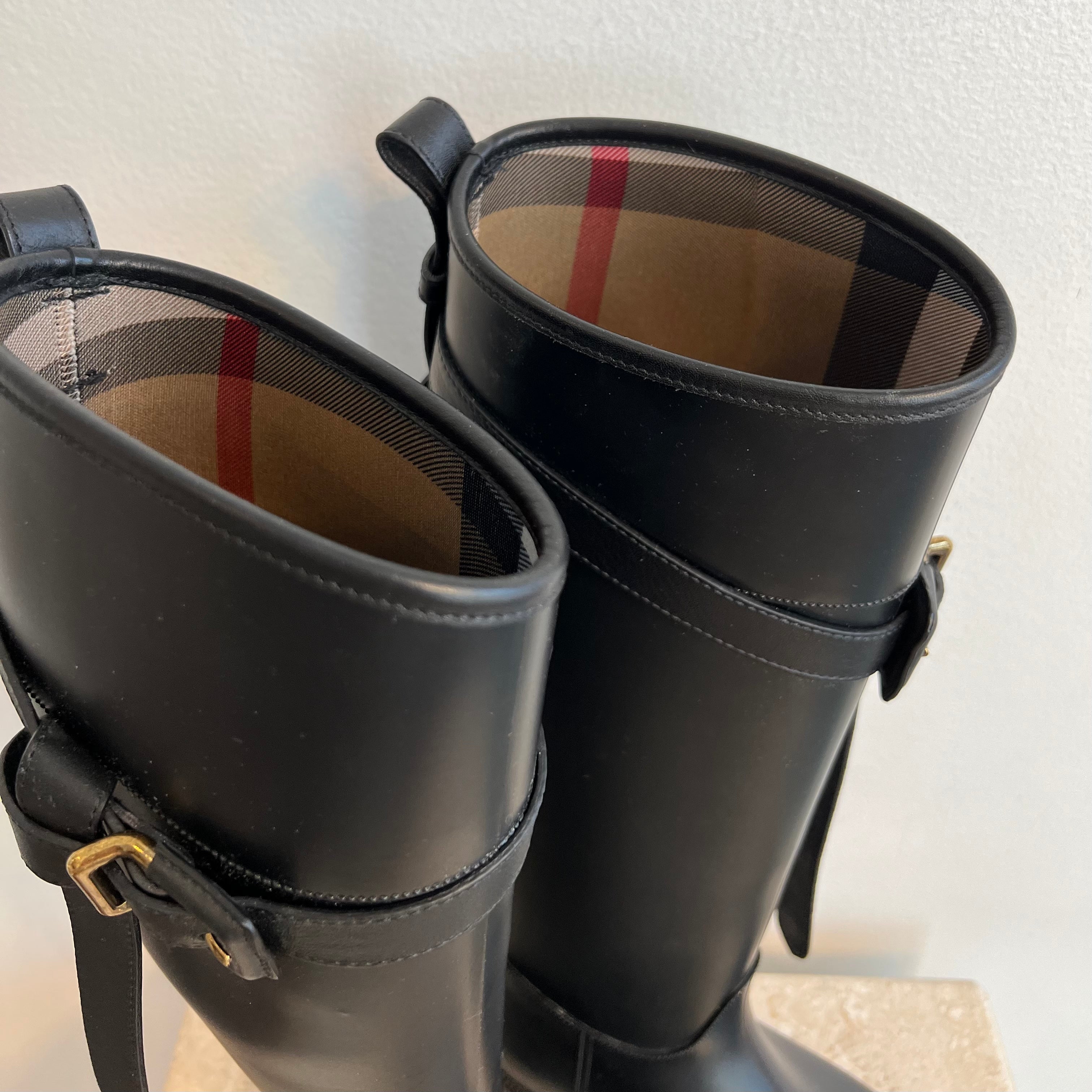 Pre-Owned BURBERRY Black Rubber Boots - Size 36