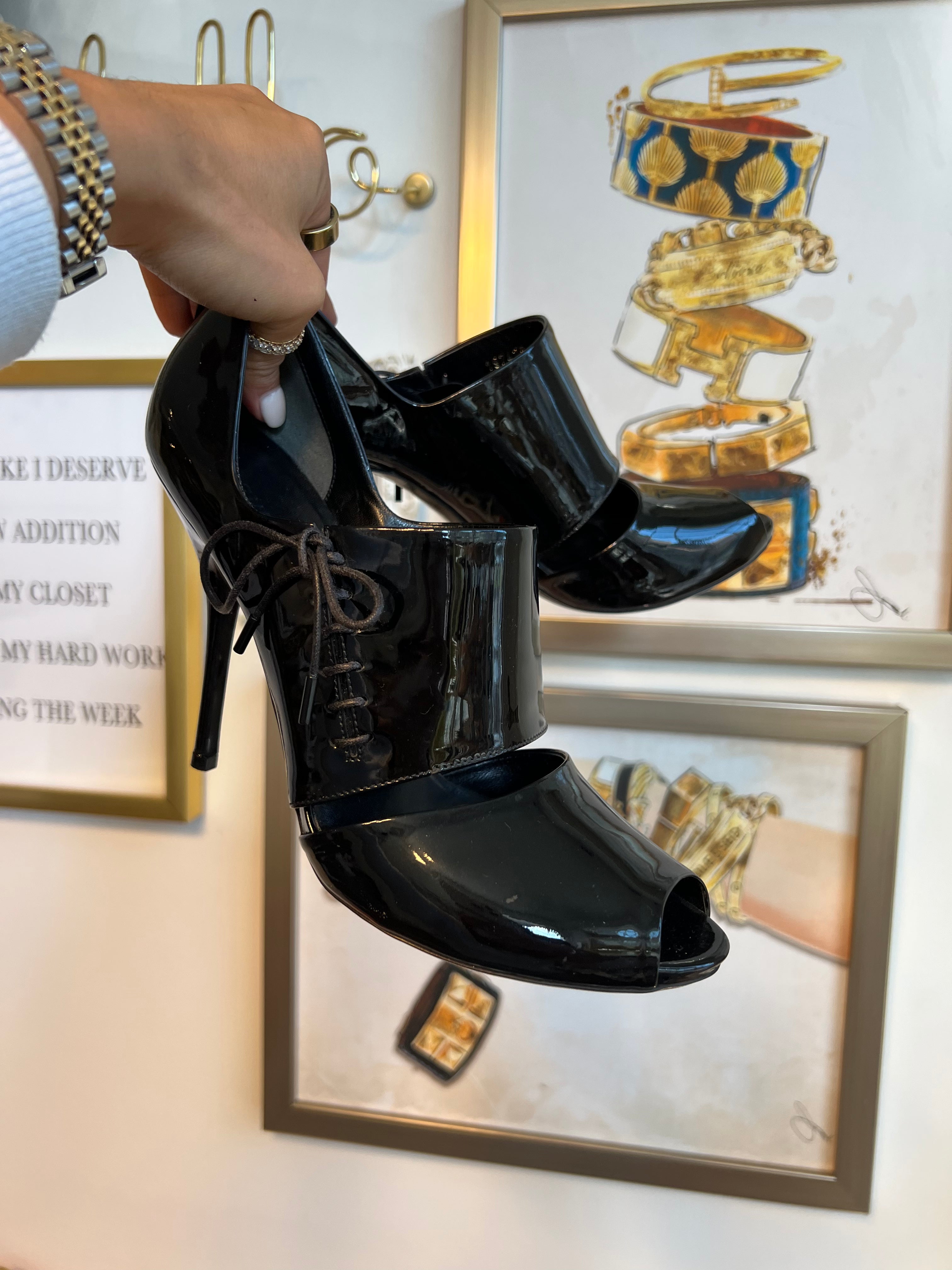 Pre-Owned GUCCI Black Patent Peep Toe Pumps - Size 10