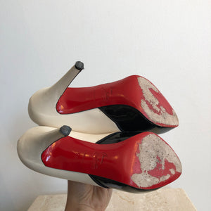 Pre-Owned CHRISTIAN LOUBOUTIN Black Patent & Ivory LeatherShoe/Bootie - Size 35.5