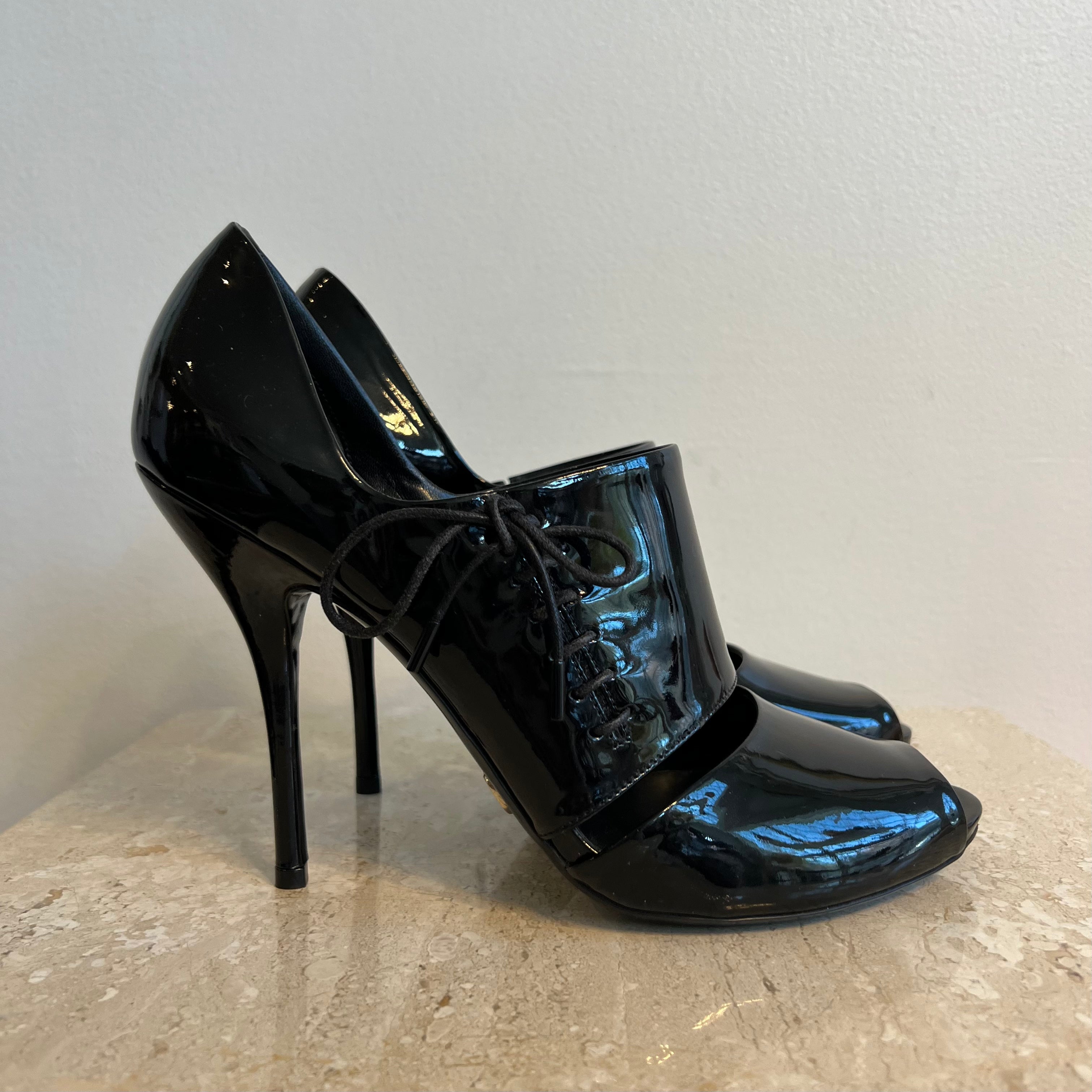 Pre-Owned GUCCI Black Patent Peep Toe Pumps - Size 10
