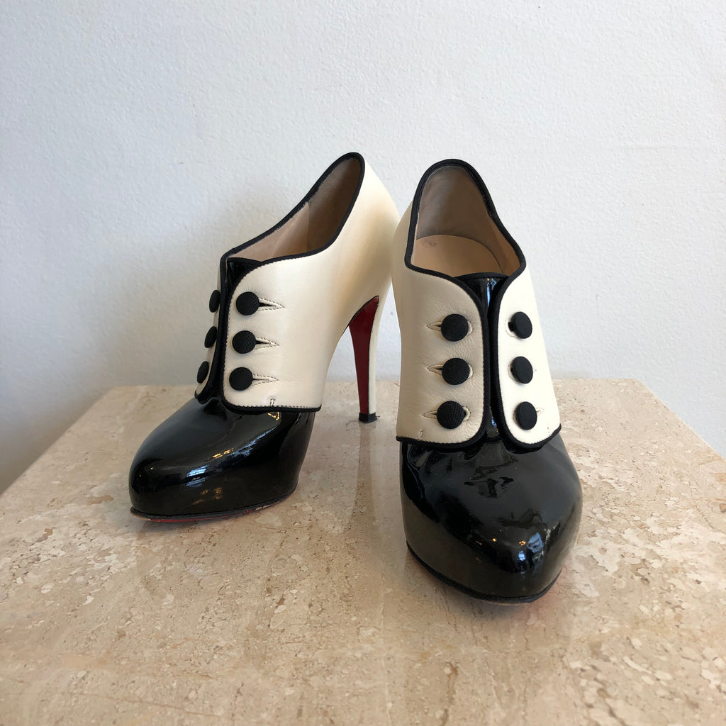 Pre-Owned CHRISTIAN LOUBOUTIN Black Patent & Ivory LeatherShoe/Bootie - Size 35.5