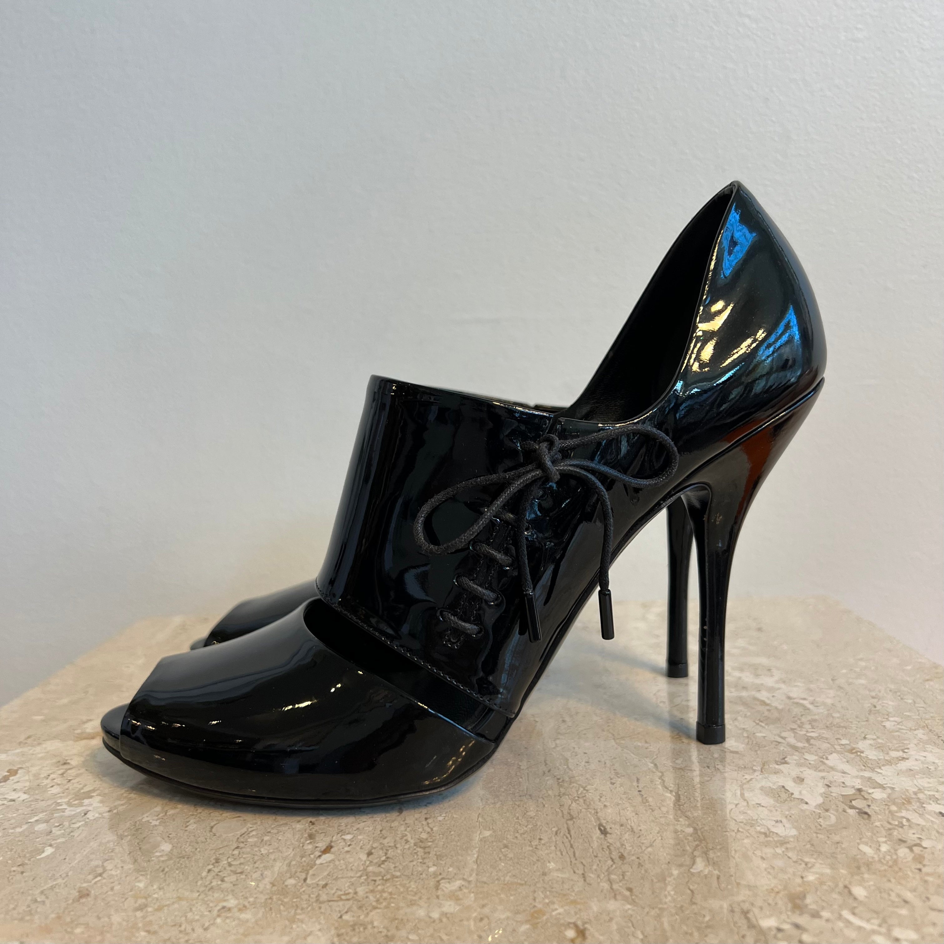 Pre-Owned GUCCI Black Patent Peep Toe Pumps - Size 10