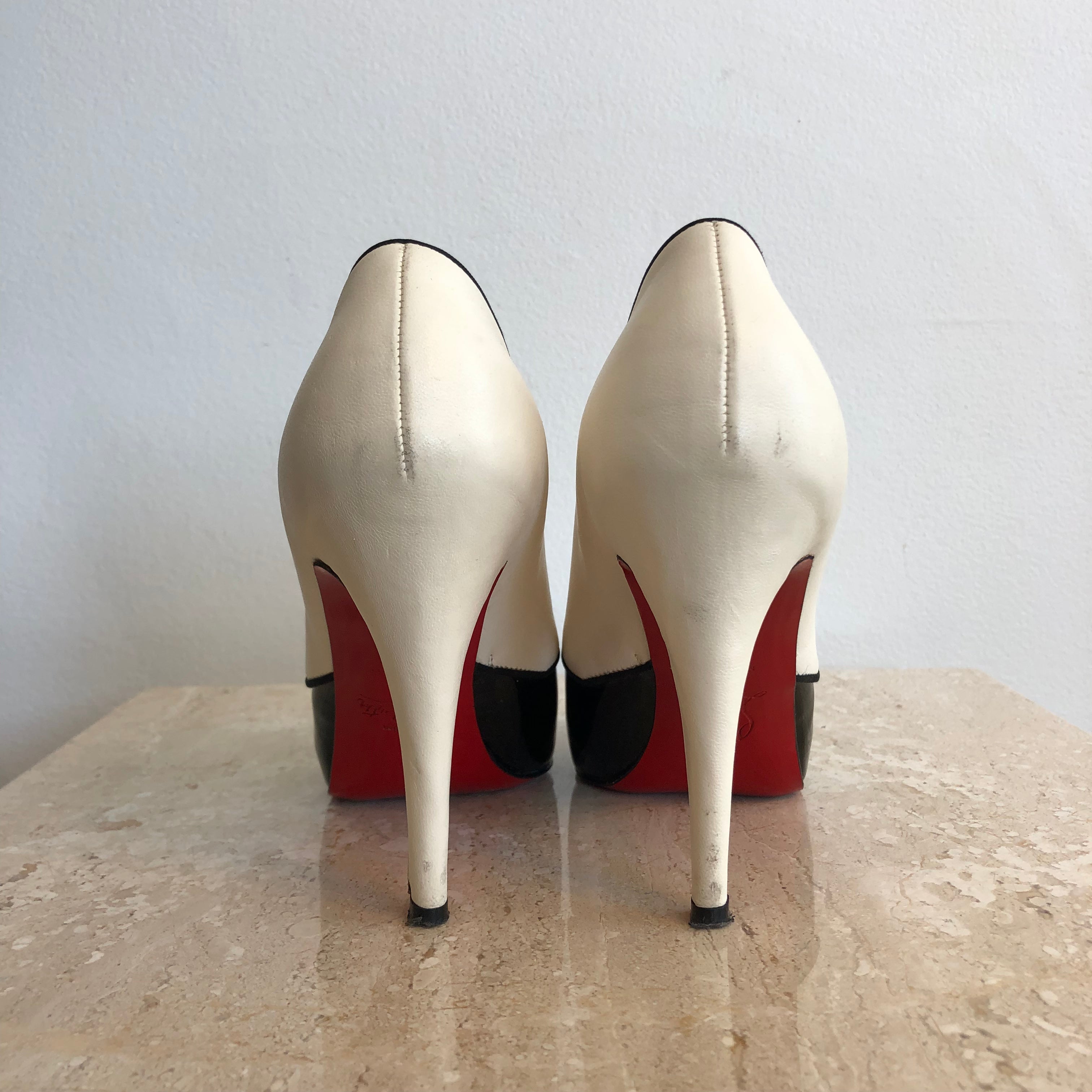 Pre-Owned CHRISTIAN LOUBOUTIN Black Patent & Ivory LeatherShoe/Bootie - Size 35.5