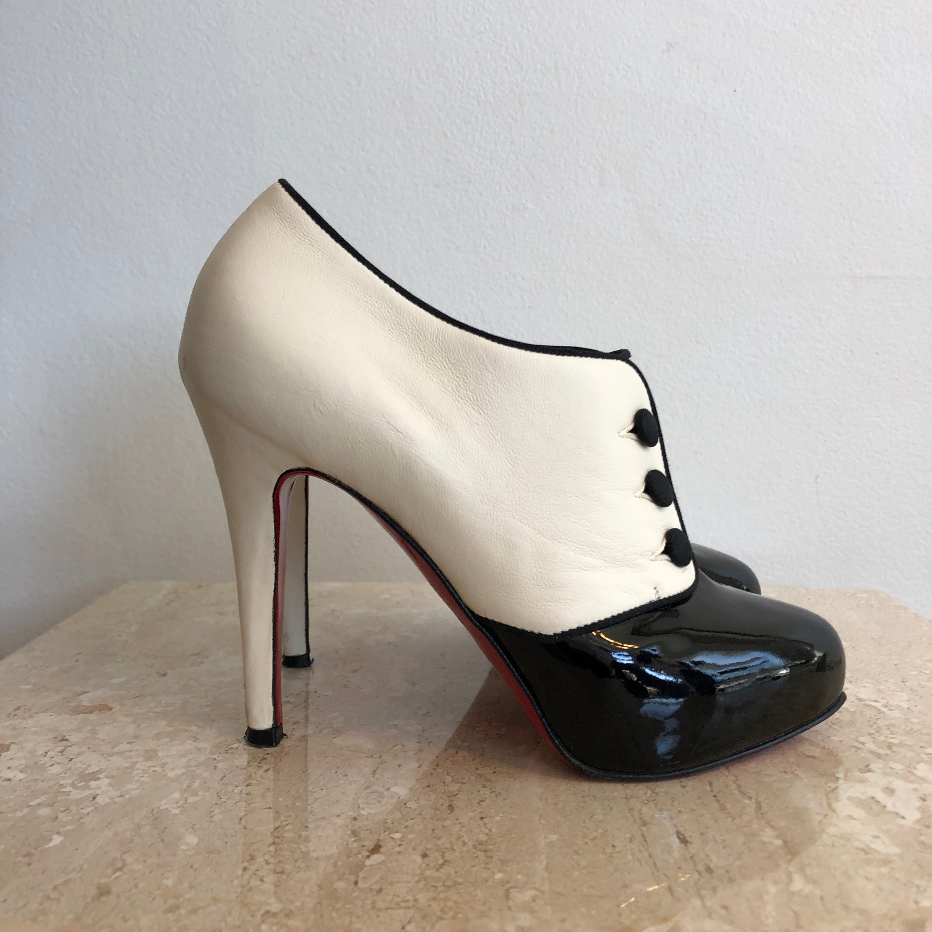 Pre-Owned CHRISTIAN LOUBOUTIN Black Patent & Ivory LeatherShoe/Bootie - Size 35.5