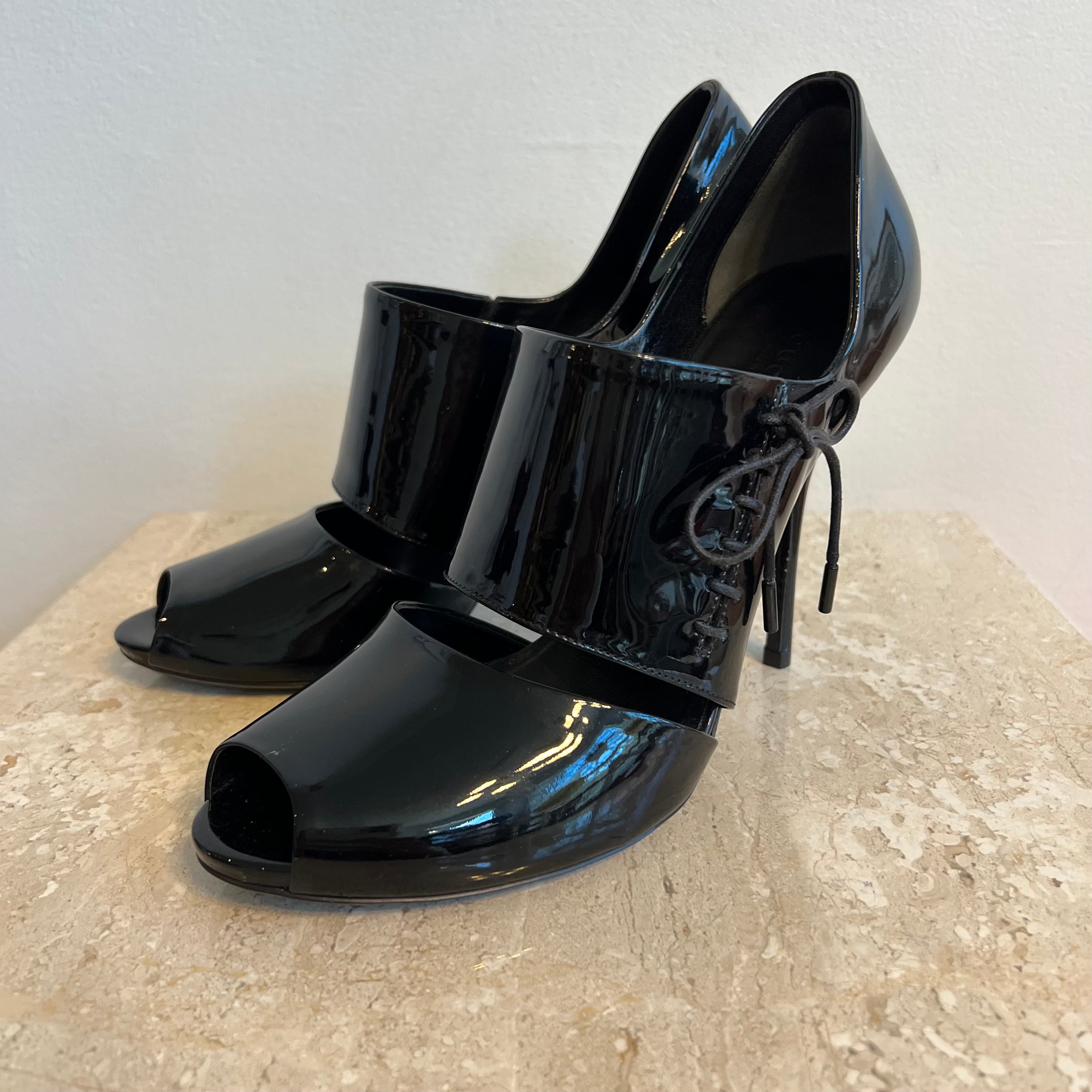 Pre-Owned GUCCI Black Patent Peep Toe Pumps - Size 10