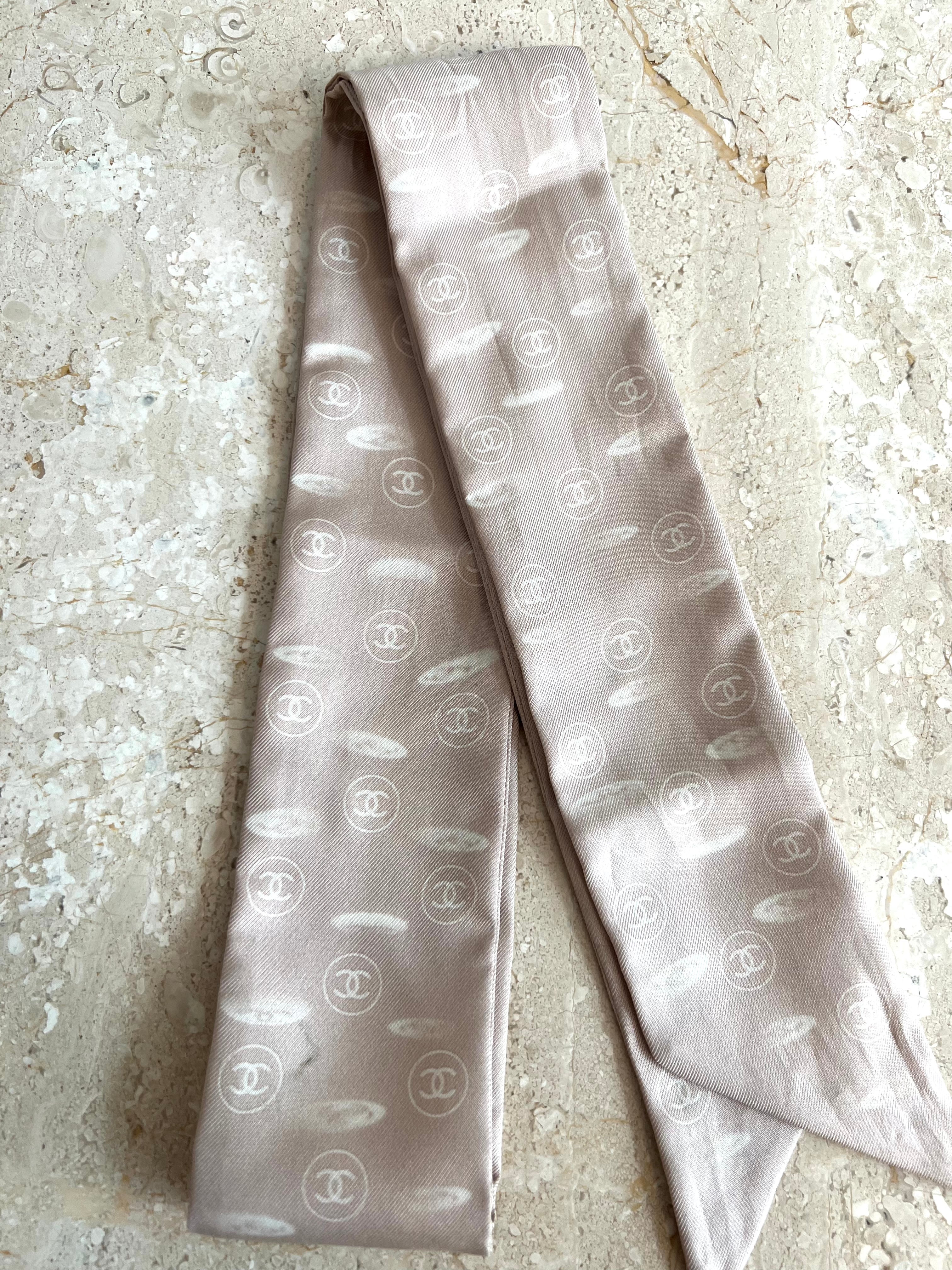 Pre-Owned CHANEL Blush & Off-White CC Twilly